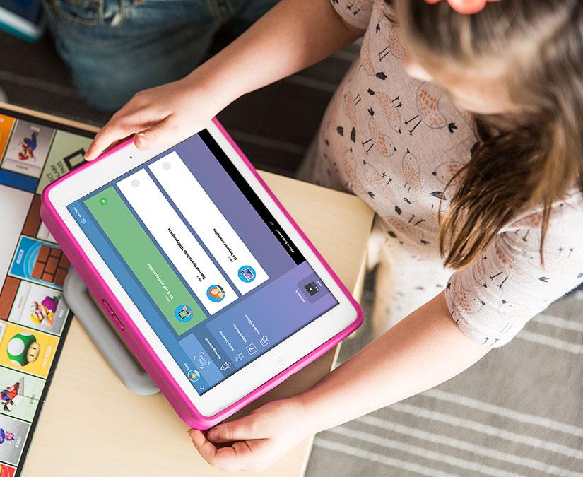 Fille utilisant Tobii Dynavox Pathways for Snap Scene sur un cas de discours