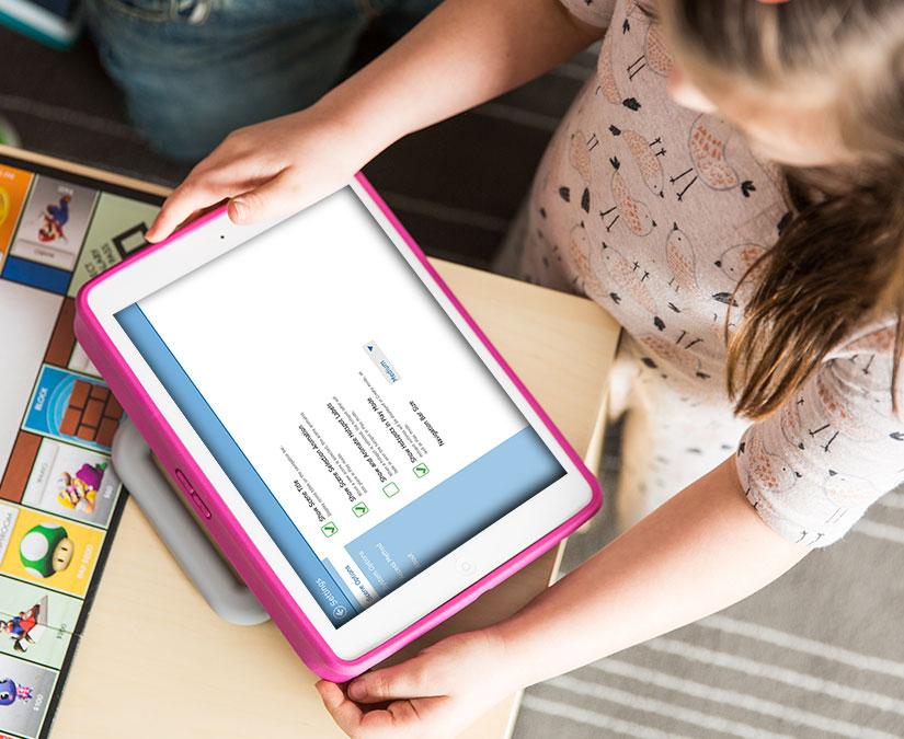Fille utilisant l'ipad et le logiciel Tobii Dynavox Scène d'instantané