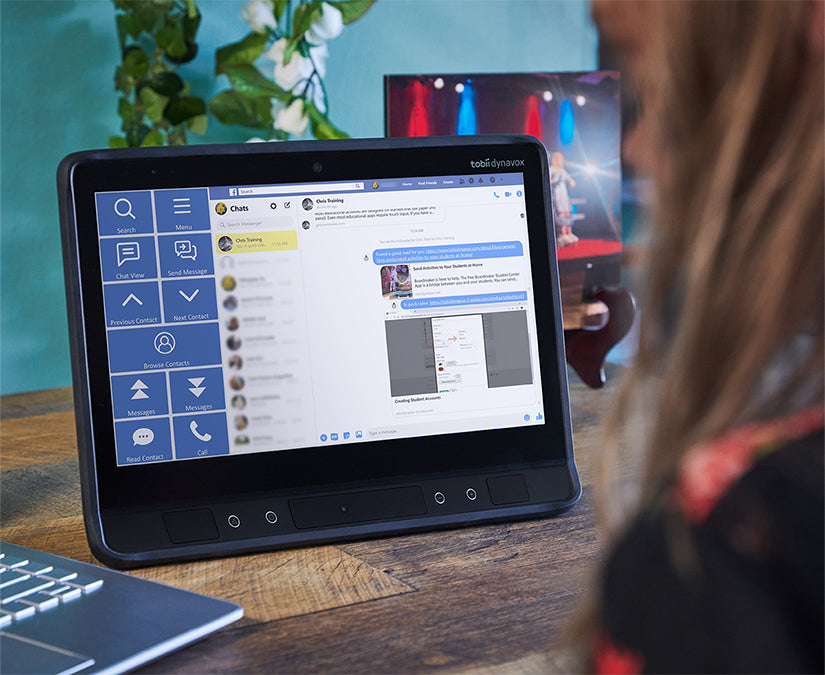 Femme utilisant Tobii Dynavox Communicator 5 Accessible Facebook sur un SGD de série I