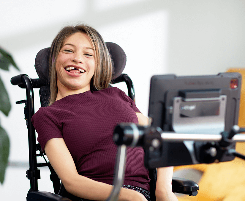 Jeune femme utilisant l'appareil Tobii Dynavox TD Pilot